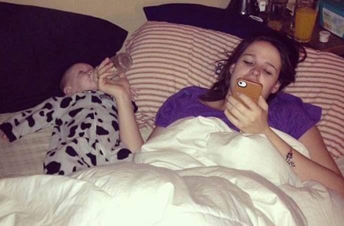 Mobitel joj važniji od bebe: Brižna majka "puni" dijete