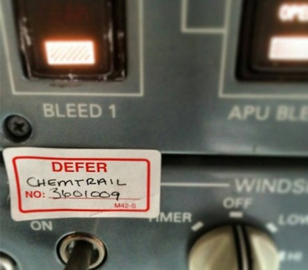 Pilot fotkom iz kabine potvrdio: Chemtrailsi su stvarnost!