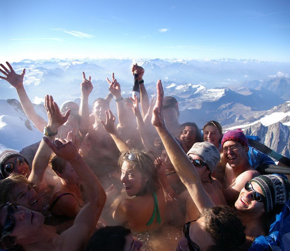 Vrući party na krovu svijeta: Gola hrpa nek se trpa