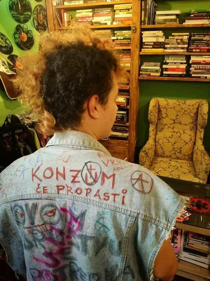 Punkerica predvidjela budućnost: Poruka koju nosi na svojoj jakni se mnogima neće svidjeti!