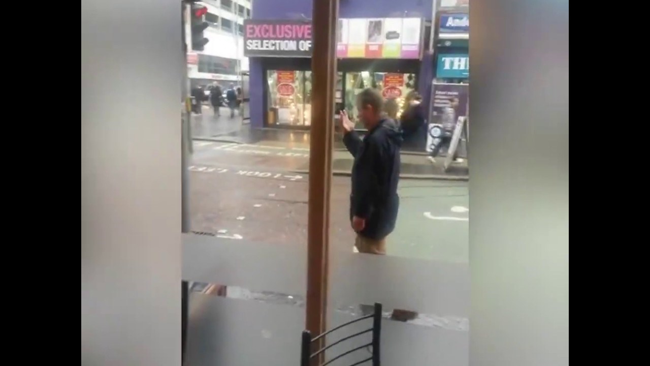 VIDEO Pijanac se "potukao" sa stupom semafora i nasmijao zaposlenice kafića