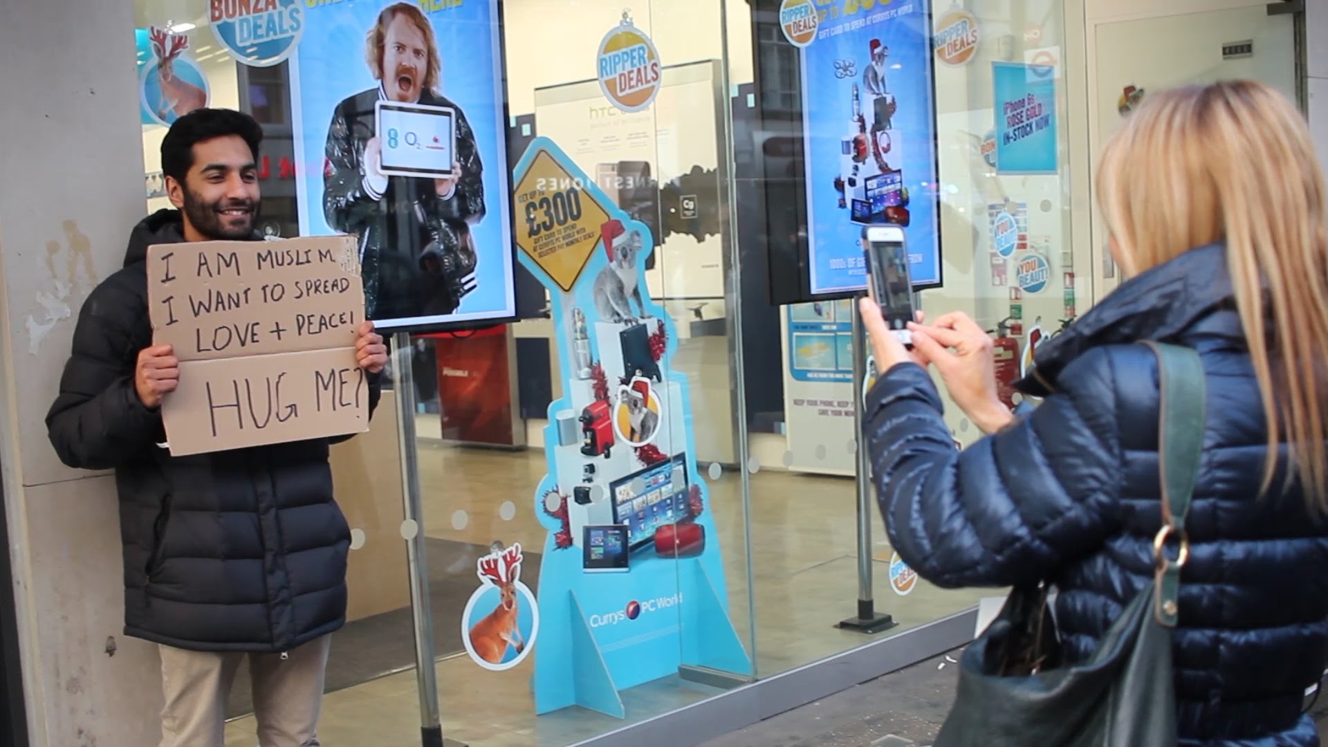 BISTE LI GA PRIHVATILI? Mladi musliman iz Londona stao na ulicu i ponudio zagrljaje