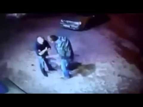 VIDEO: Atomski djedica satrao napadače u par sekundi!