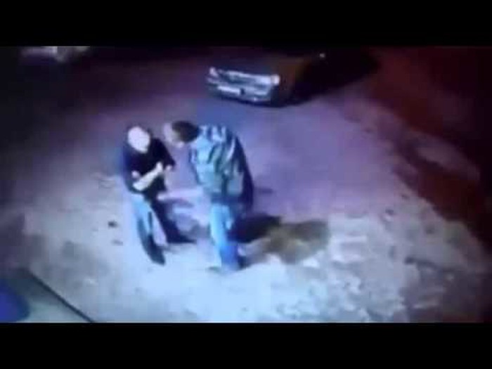 VIDEO: Atomski djedica satrao napadače u par sekundi!