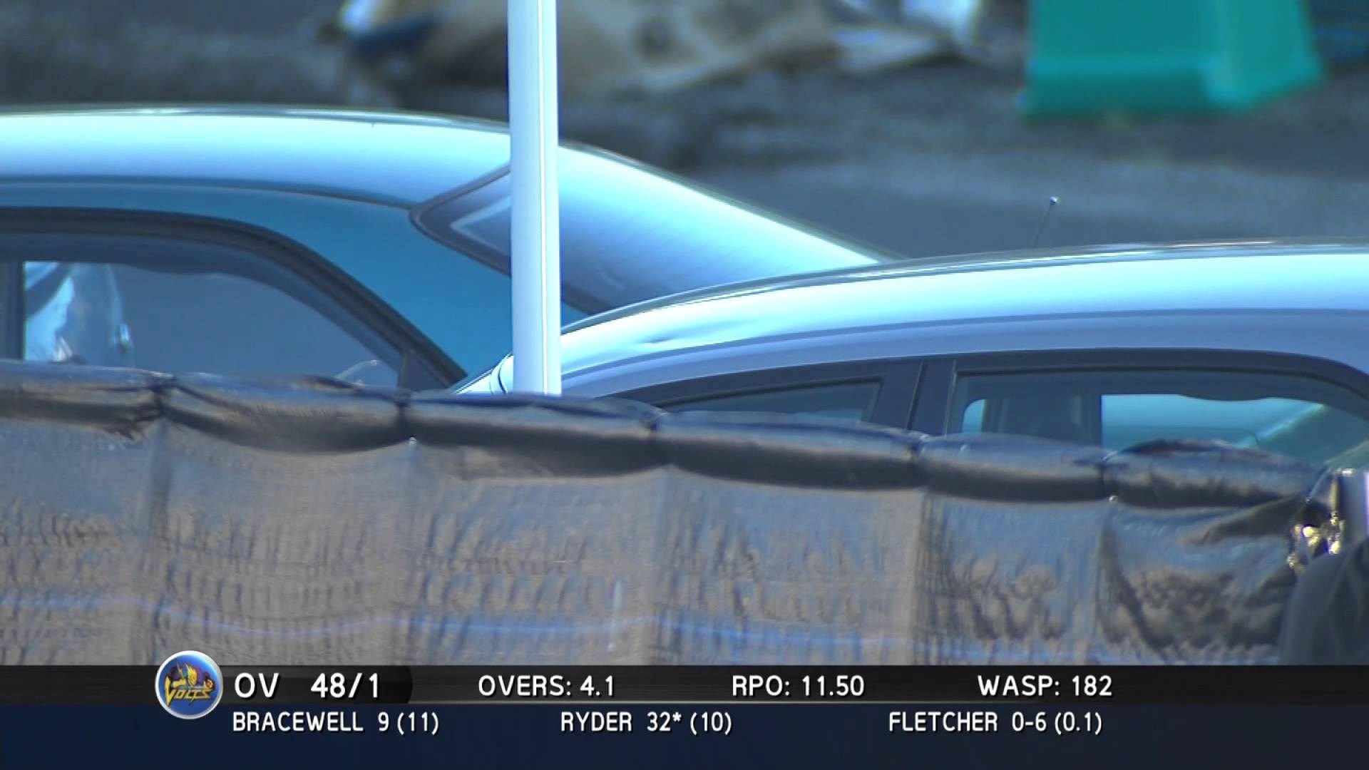 Igrač kriketa lopticom pogodio auto komentatora, pogledajte njegovu reakciju!