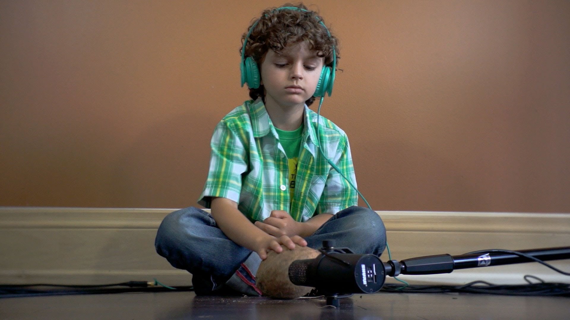 VIDEO: Genijalni klinac sam samcat snimio spot na osam instrumenata!