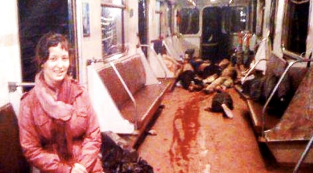 NAJGORA SLIKA IKAD: Mlada Ruskinja sretno i mirno pozira ispred hrpe mrtvih tijela.