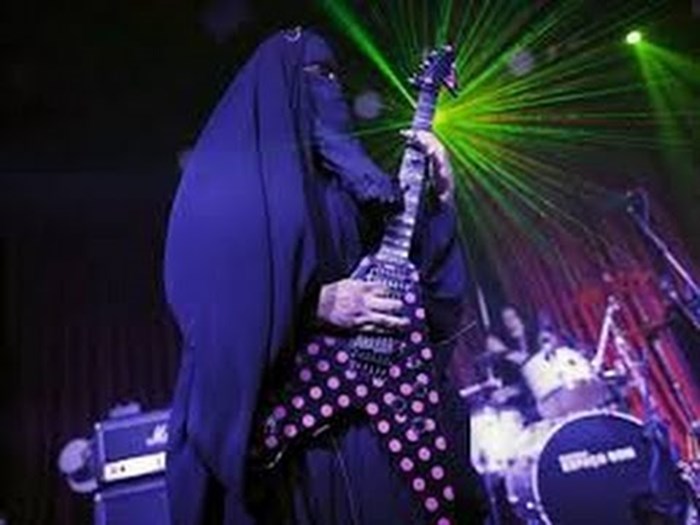 VIDEO: Muslimanka u burki na gitari praši heavy-metal