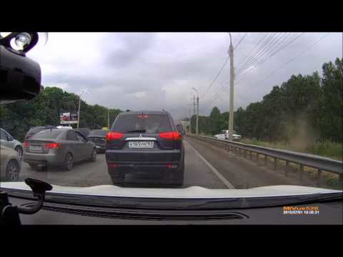 VIDEO Rus nije htio čekati u zastoju na autocesti, pa se pred svima osramotio!