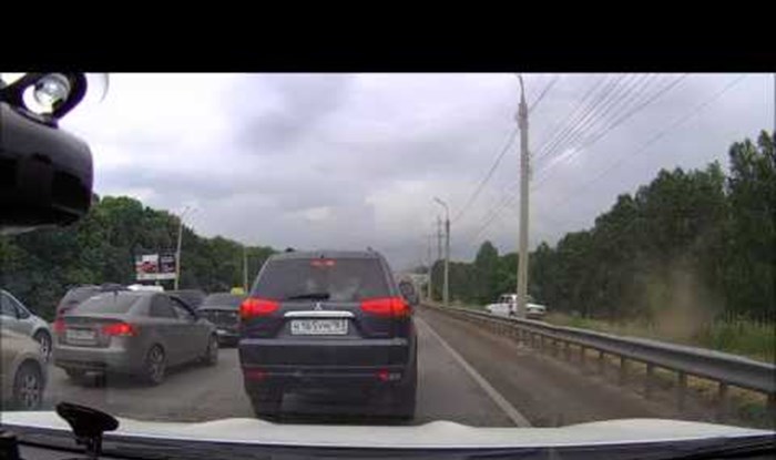 VIDEO Rus nije htio čekati u zastoju na autocesti, pa se pred svima osramotio!