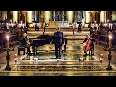 VEČERNJA POSLASTICA: Placido Domingo s Piano Guysima otpjevao legendarnu božićnu!