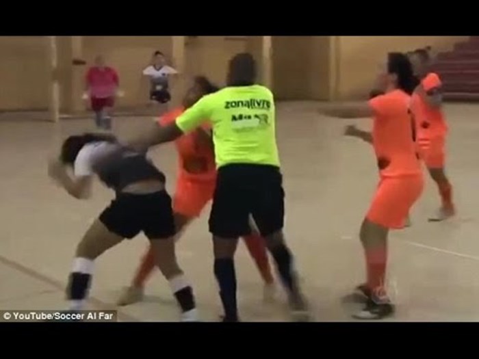 VIDEO: Poremećena luđakinja divljački napala suigračicu na utakmici!