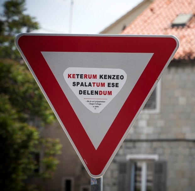 Kerumu ostavili poruku na latinskom