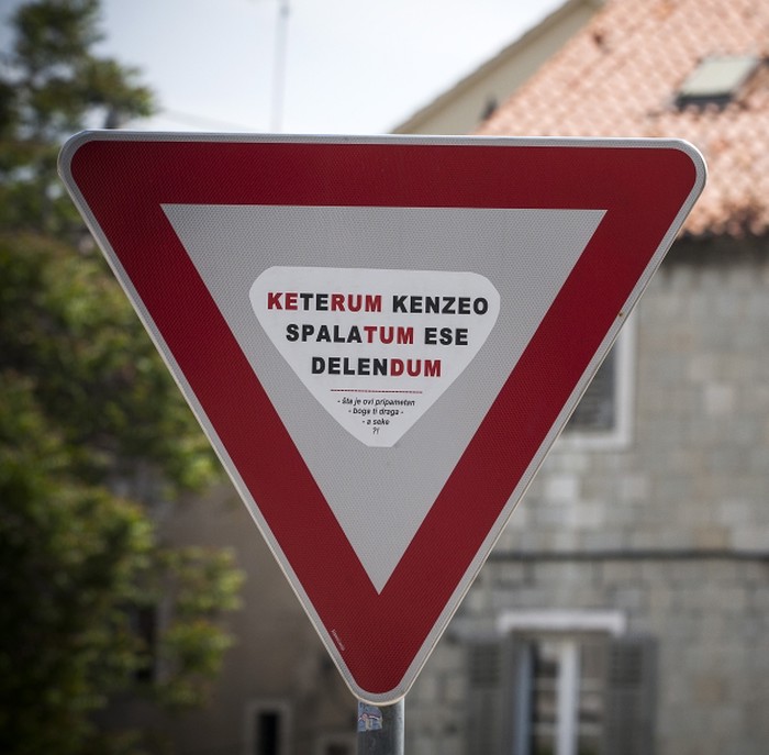 Kerumu ostavili poruku na latinskom