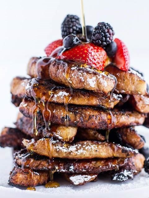 Karamelizirani tost s cimetom, voćem i medom