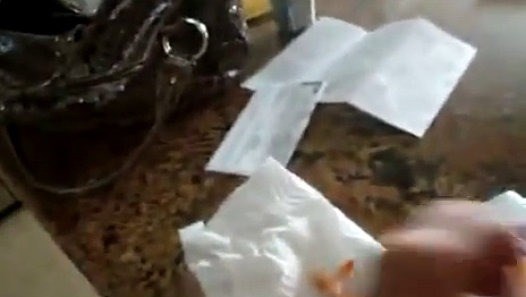 VIDEO: Pas nije bio zadovoljan poslasticom, pa je svojom reakcijom nasmijao vlasnicu