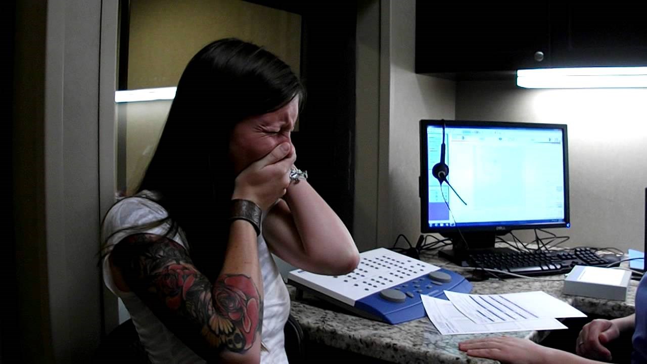 Reakcija 29-godišnjakinje koja prvi put u životu čuje će vas rasplakati!