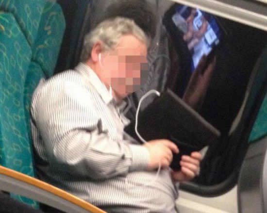 Deda prostak loše maskirao gledanje pornića