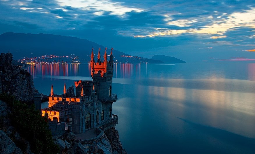 Veličanstveni pogled iz dvorca na obali