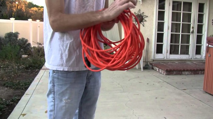 TUTORIAL: Nismo barbari, naučimo pravilno namotati produžni kabel!