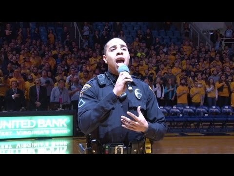 Nikog nije bilo da otpjeva himnu prije utakmice, nevjerojatni policajac spasio stvar!