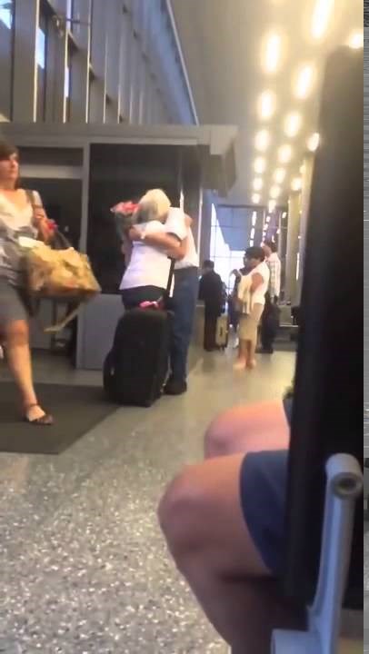 Milijuni ljudi plaču na dirljiv video djedice snimljen na aerodromu