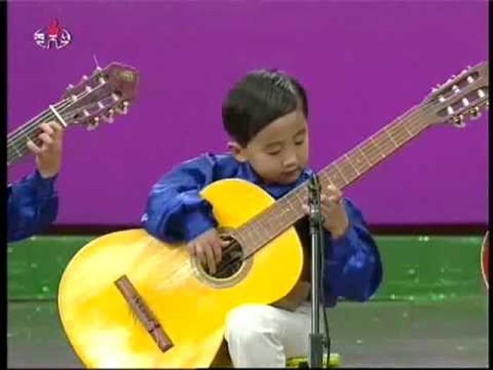 Gitara je skoro veća od njih: Nevjerojatna izvedba sjevernokorejske djece iz vrtića!