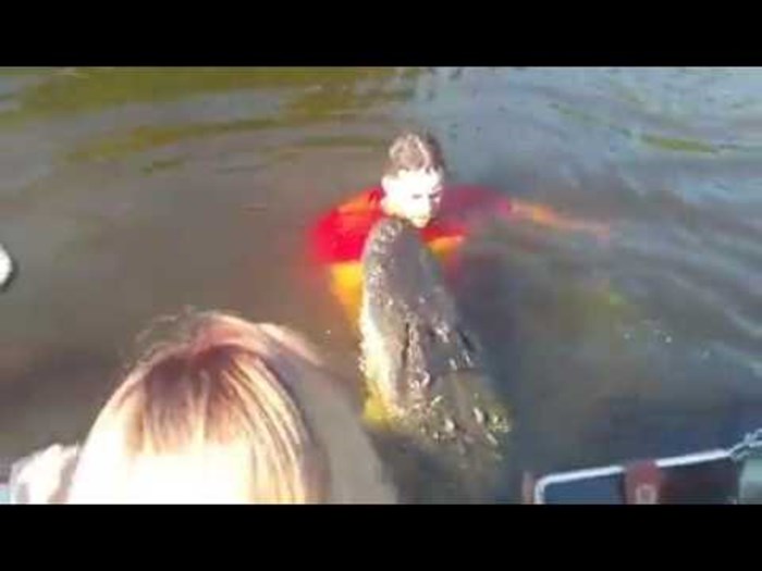 Turistički vodič skočio u vodu kad je vidio aligatora, ostali nisu mogli vjerovati kad su vidjeli što se dogodilo!