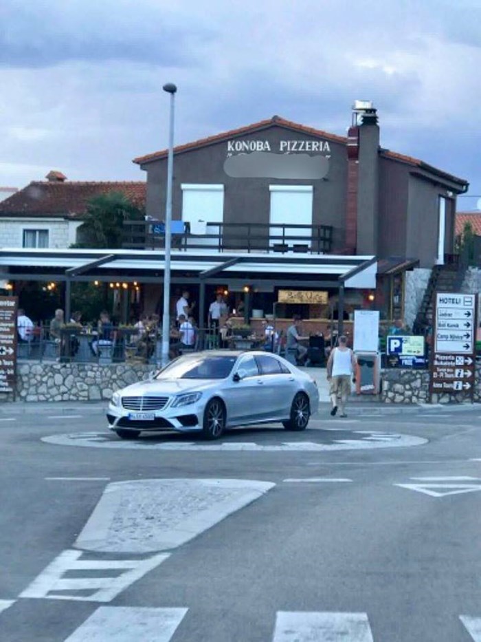 Majstor se snašao: Muškarac pronašao "idealno" parkirno mjesto za svog Mercedesa