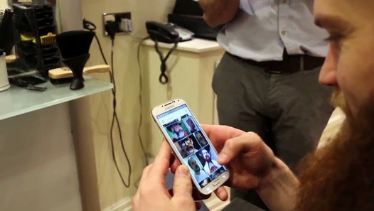 Više od godinu dana nije šišao kosu i bradu. Kad je konačno otišao frizeru, pretvorio se u potpuno novu osobu!