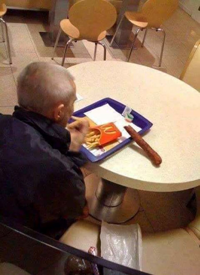 Starijem gospodinu se ne sviđa meso iz McDonald'sa pa je sebi ponio nešto domaće