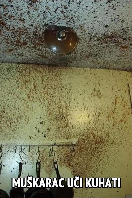 Muškarac u kuhinji, kuhinja po kući