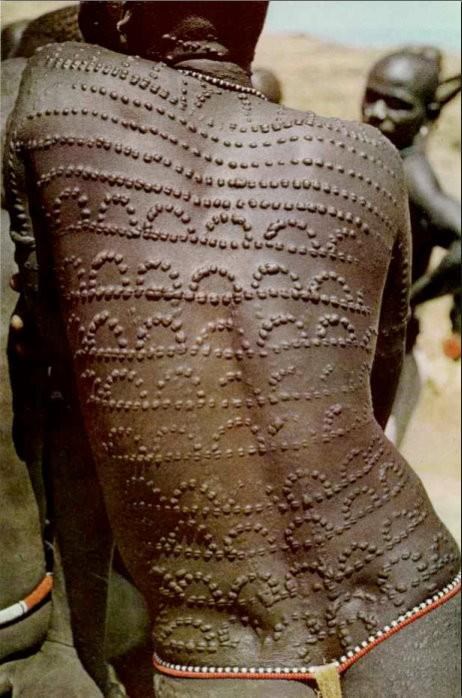 Misliš da si faca s tetovažom? Vidi ovu afričku damu