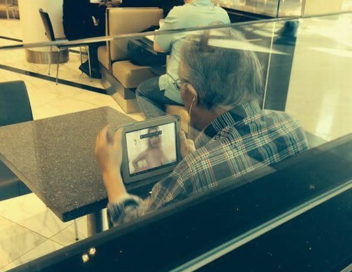 Napaljeni deda navalio na pornjavu usred aerodroma