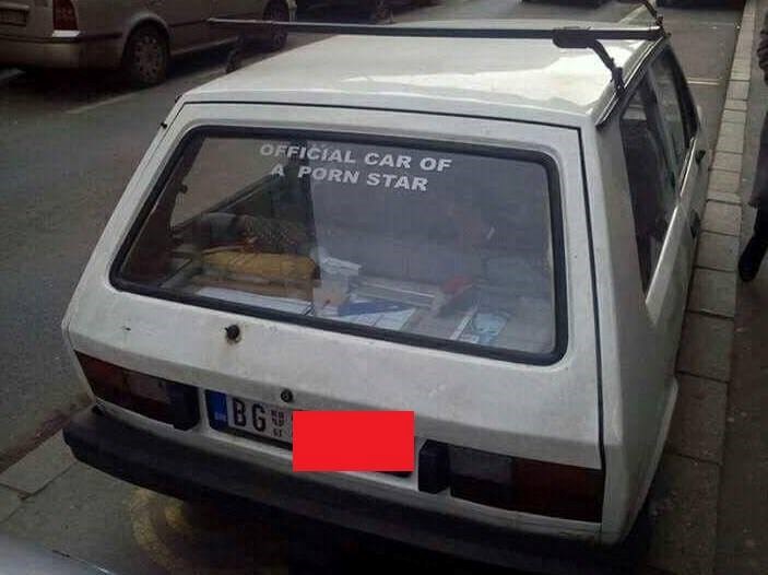 Ovaj čovjek ima najbolji natpis na autu i to će vas nasmijati do suza