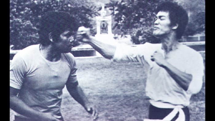 Ovo je jedina snimka na kojoj se Bruce Lee doista bori