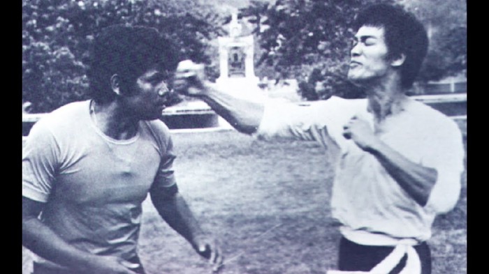 Ovo je jedina snimka na kojoj se Bruce Lee doista bori