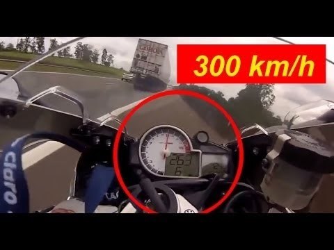 Luđak na motoru jurio 300 na sat, auto ga ostavio u prašini!