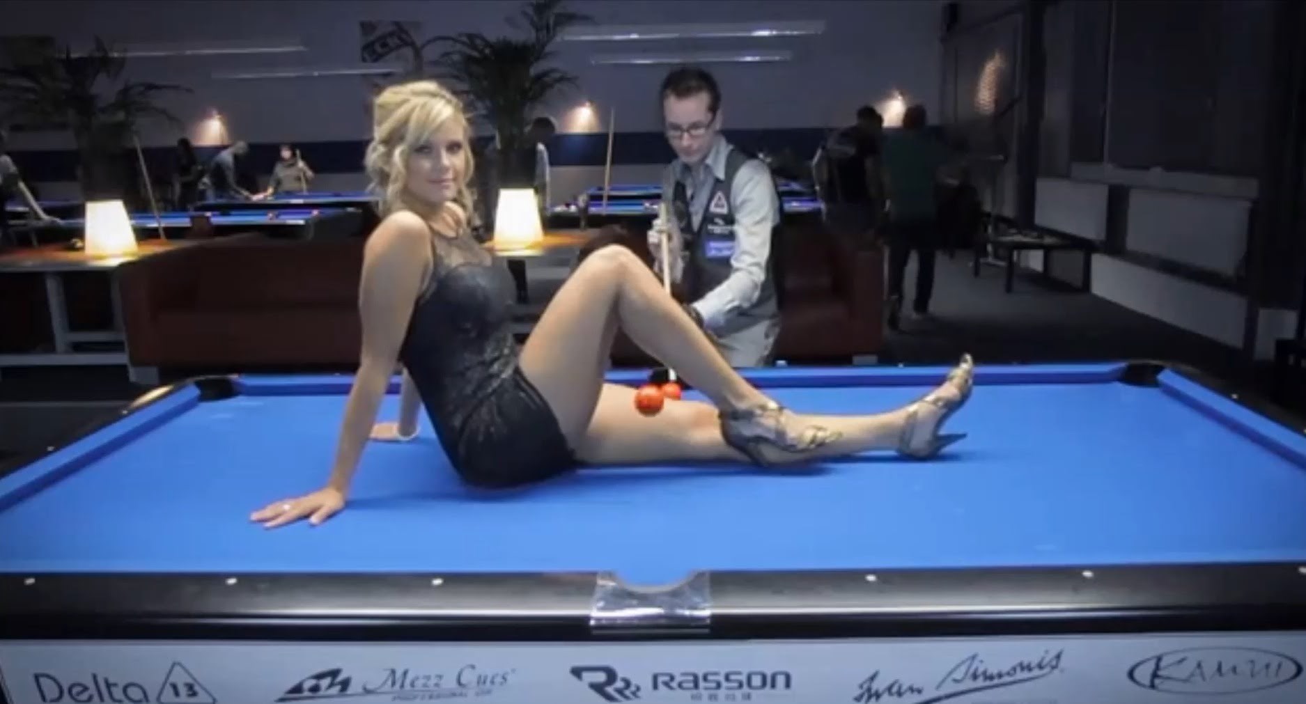 VIDEO: Nevjerojatni biljarski trikovi oko seksi Adriane