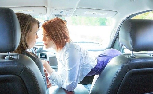 Mala, povezi me i "nagradim" te, može?