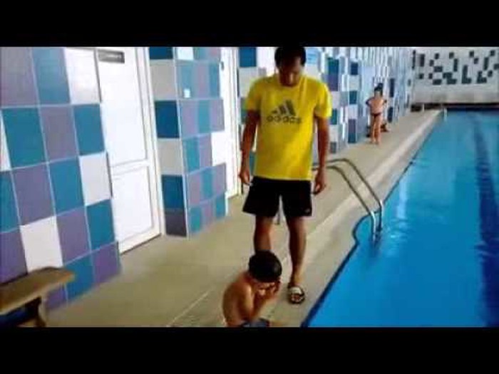 Video: Ruska improvizacija - kako nabiti kapu za plivanje na glavu