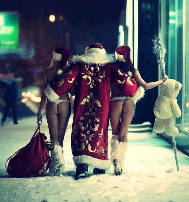 Seksi gologuze pomoćnice Djeda Mraza bauljaju ulicama