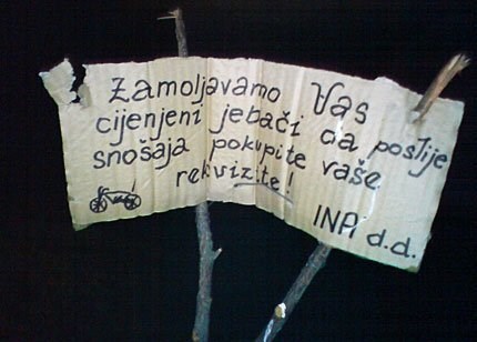 A kondomi naokolo leže k'o mrtvi Štrumfovi..