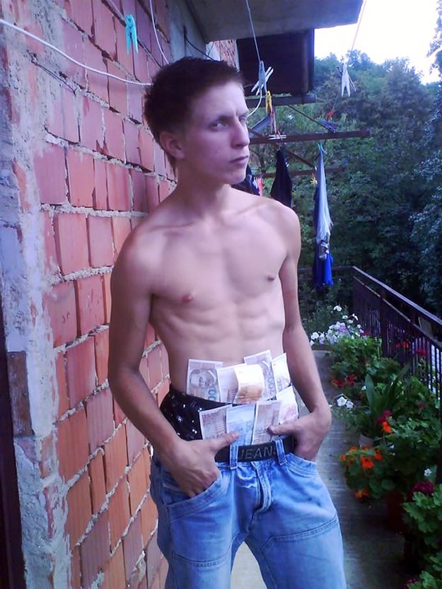 Patite žene: Koja bi ovom ljepotanu pružila šansu?