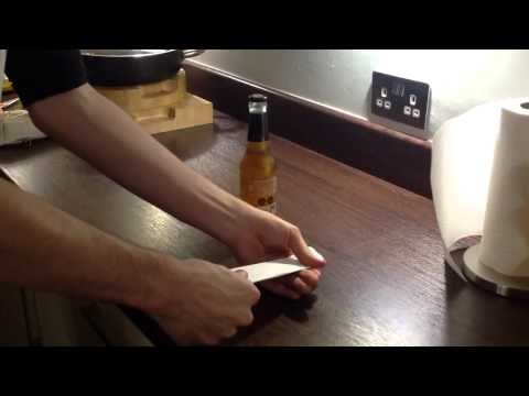 Video: Kako otvoriti bocu piva listom papira!