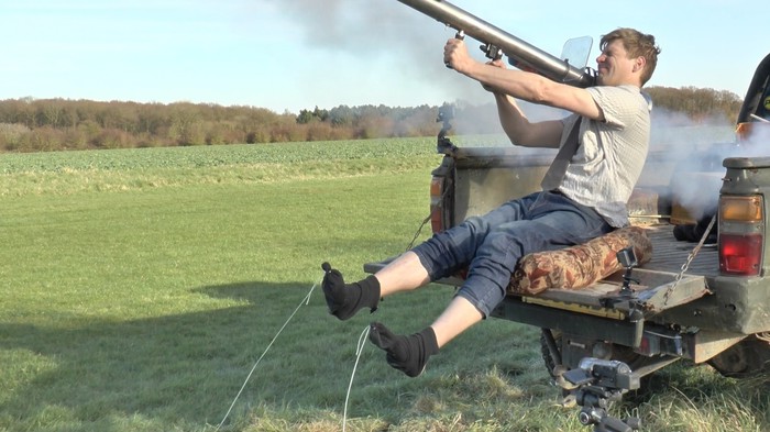 VIDEO: Raketni bacač koristi za skidanje čarapa! 