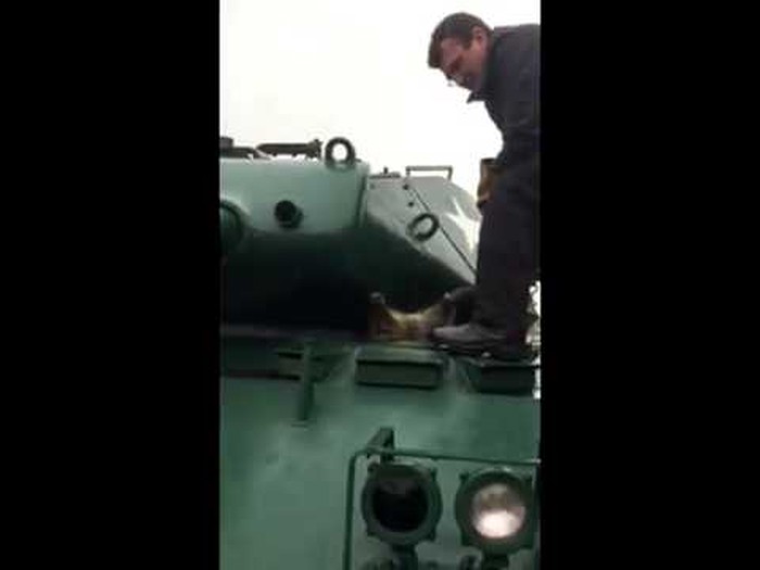 Debeljuškasti rakun zapeo u otvoru vojnog tenka
