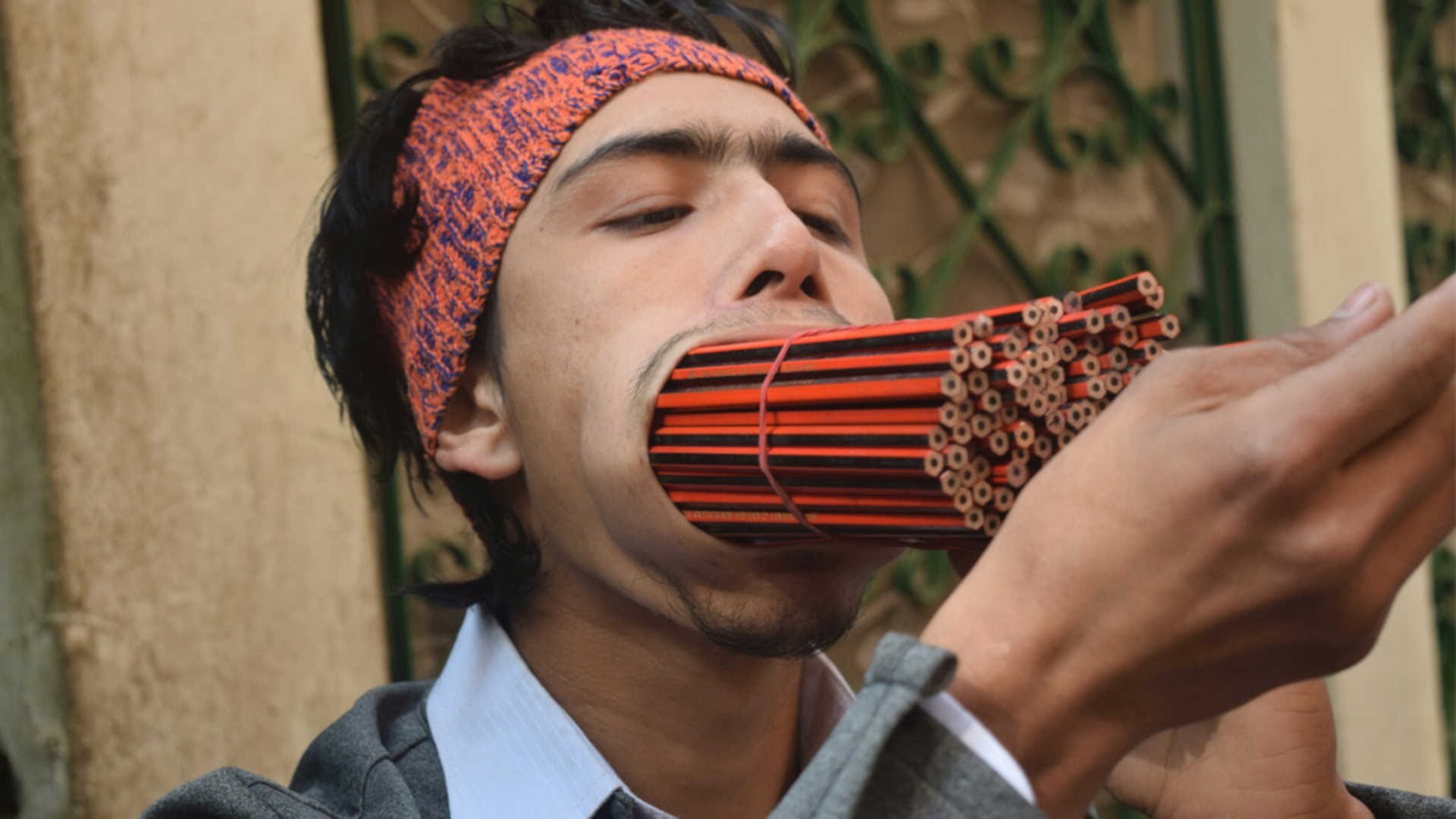 VIDEO: Apsolutni luđak, ugurao 138 olovki u usta!