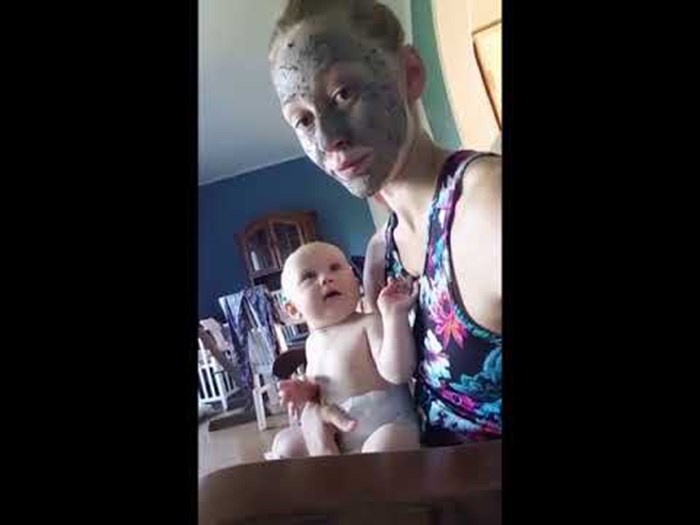 VIDEO Mama je stavila masku za lice pa pogledala svoju bebu, ovakvu reakciju nije očekivala!