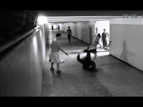 VIDEO Mlada djevojka u samo nekoliko sekundi sredila kradljivca koji joj je htio ukrasti mobitel